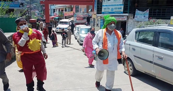 गैहरू लंबरदार और मंडयाली शक्तिमान, लोगों को करा रहे कोरोना से सावधान